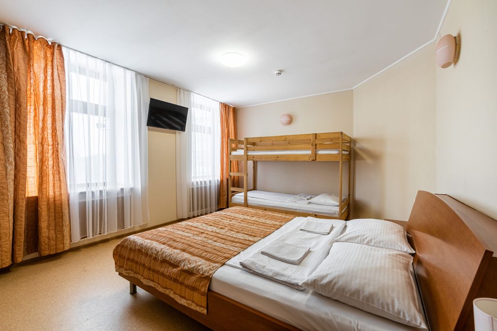 КазанночкА — Четырёхместный номер с двуярусной и двуспальной кроватями