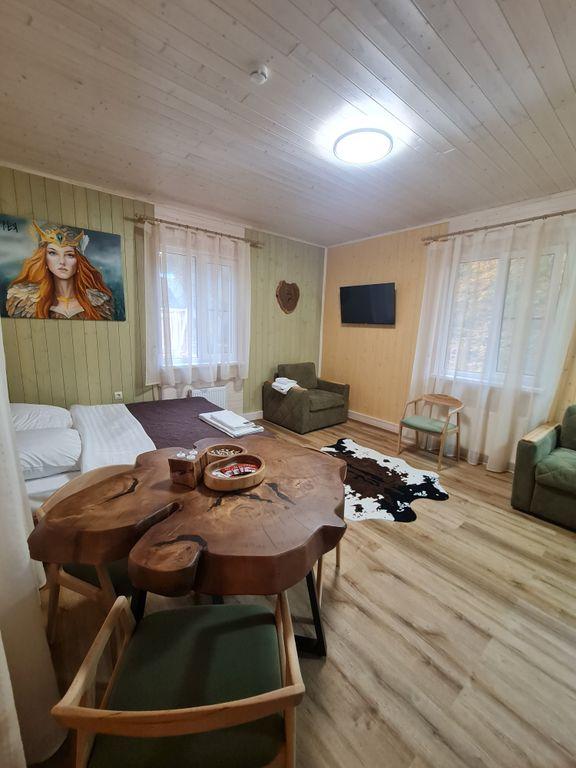 Азгард — Четырёхместный номер стандарт с видом на горы