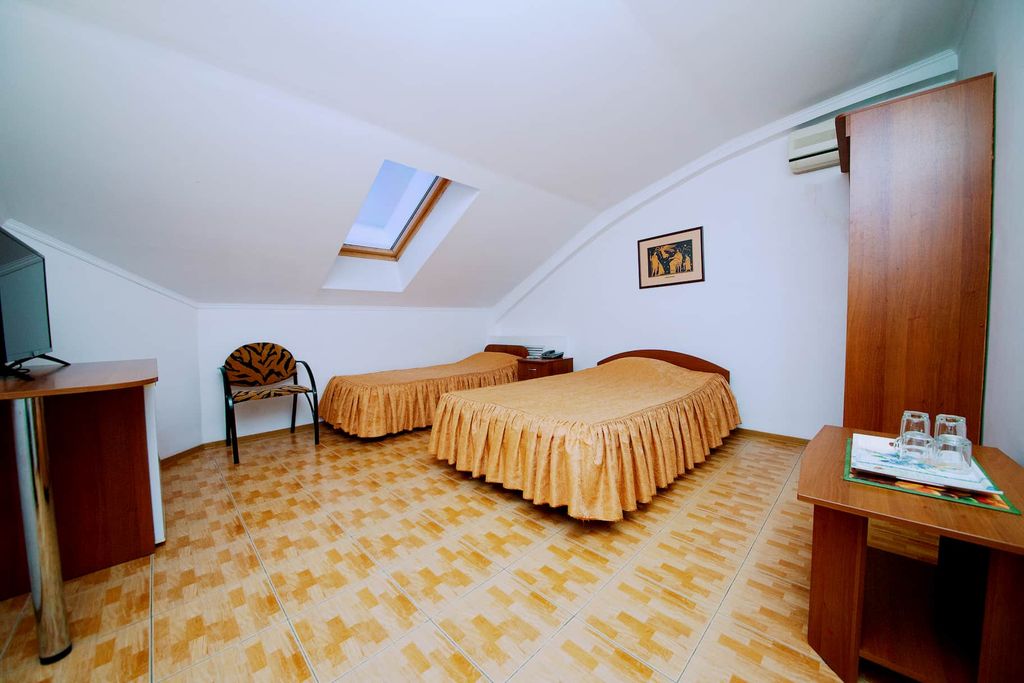 Ясон — Двухместный номер с 2 отдельными кроватями в мансарде