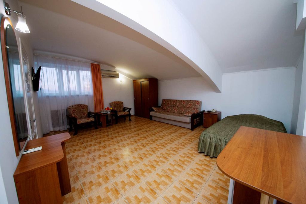 Ясон — Семейный номер двухкомнатный в мансарде