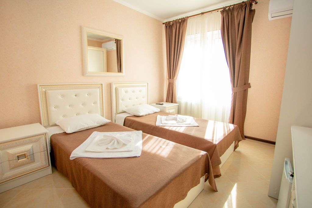 ИмператорЪ — Двухместный номер с 2 отдельными кроватями стандарт с балконом