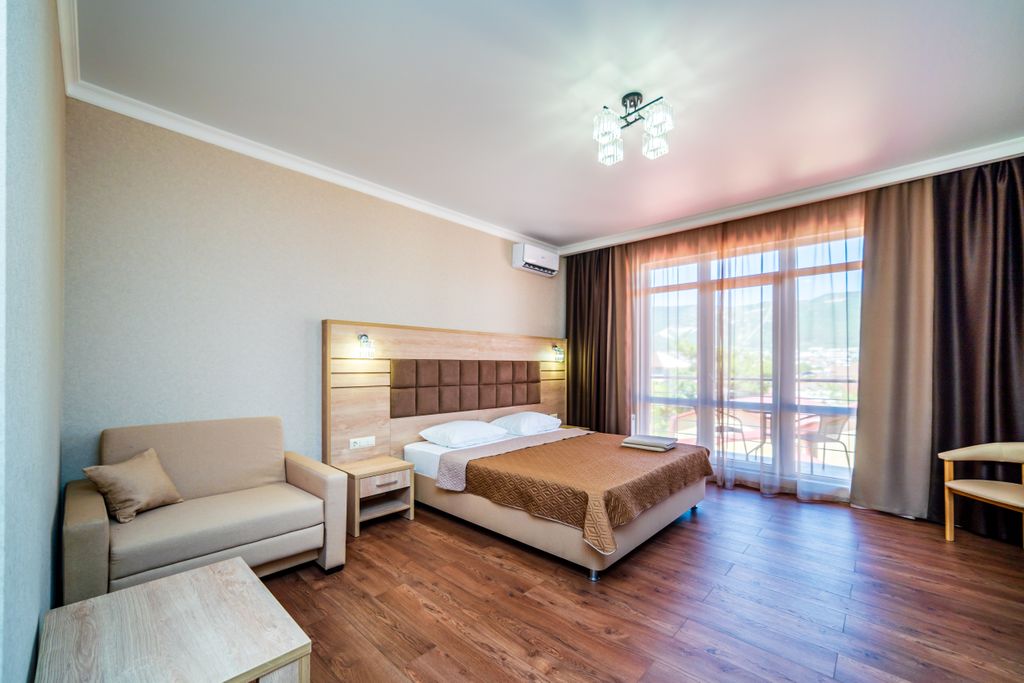 Анжелика — Трёхместный номер комфорт улучшенный с видом на горы