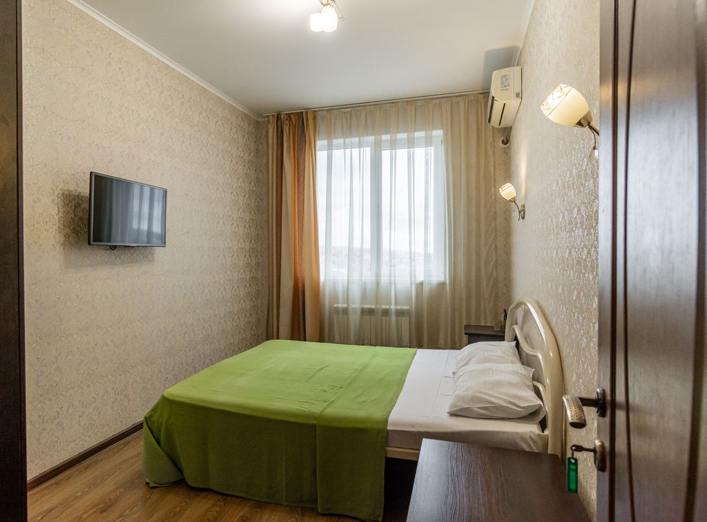 У Черноморья — Семейный номер 2-комнатный семейный номер с собственным санузлом на этаже и кухней на 2 номера на этаже.