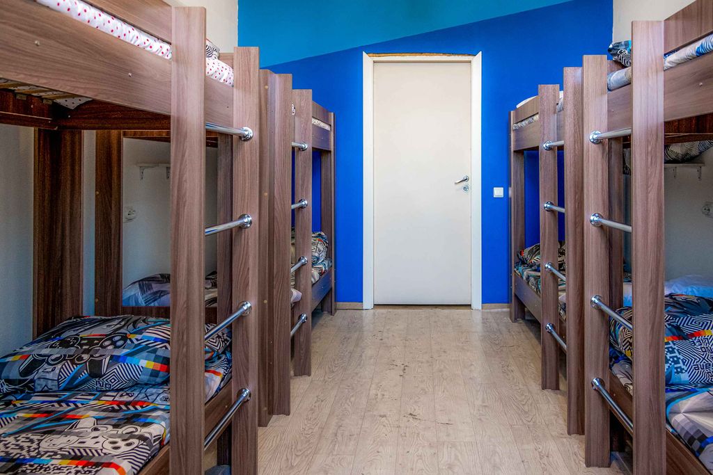 Super — Многоместный мужской номер эконом (душ/туалет общий)