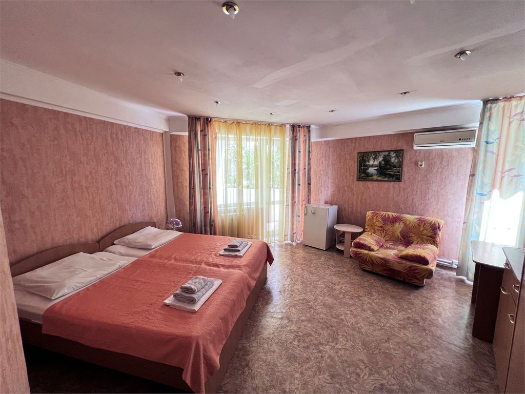 Изумруд — Трёхместный номер стандарт с видом на море