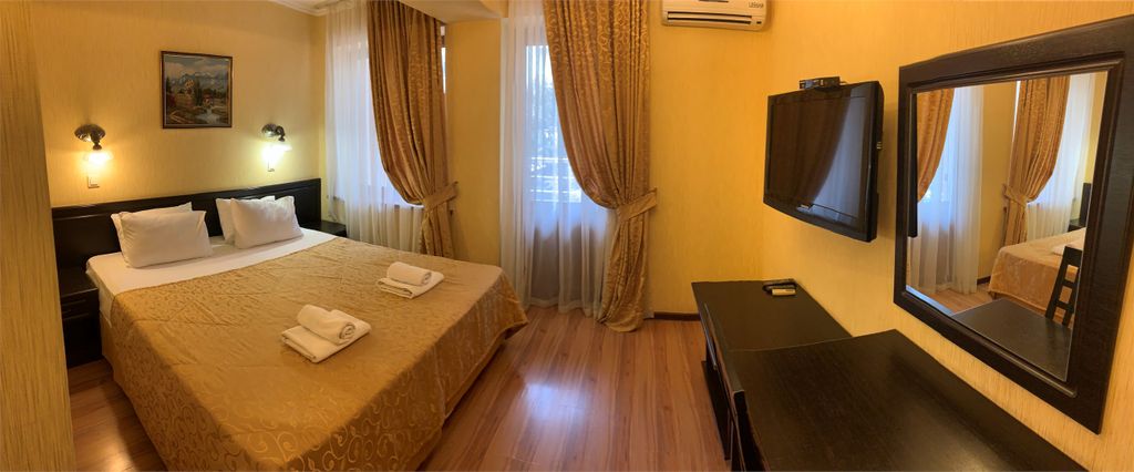 АКС — Двухместный номер с 1 кроватью или 2 отдельными кроватями и балконом во двор