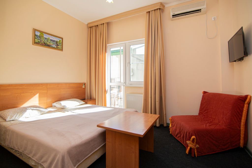 Приветливый дворик — Трёхместный номер стандарт с видом на город