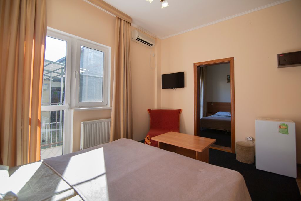 Приветливый дворик — Семейный номер двухкомнатный номер с балконом и видом во двор