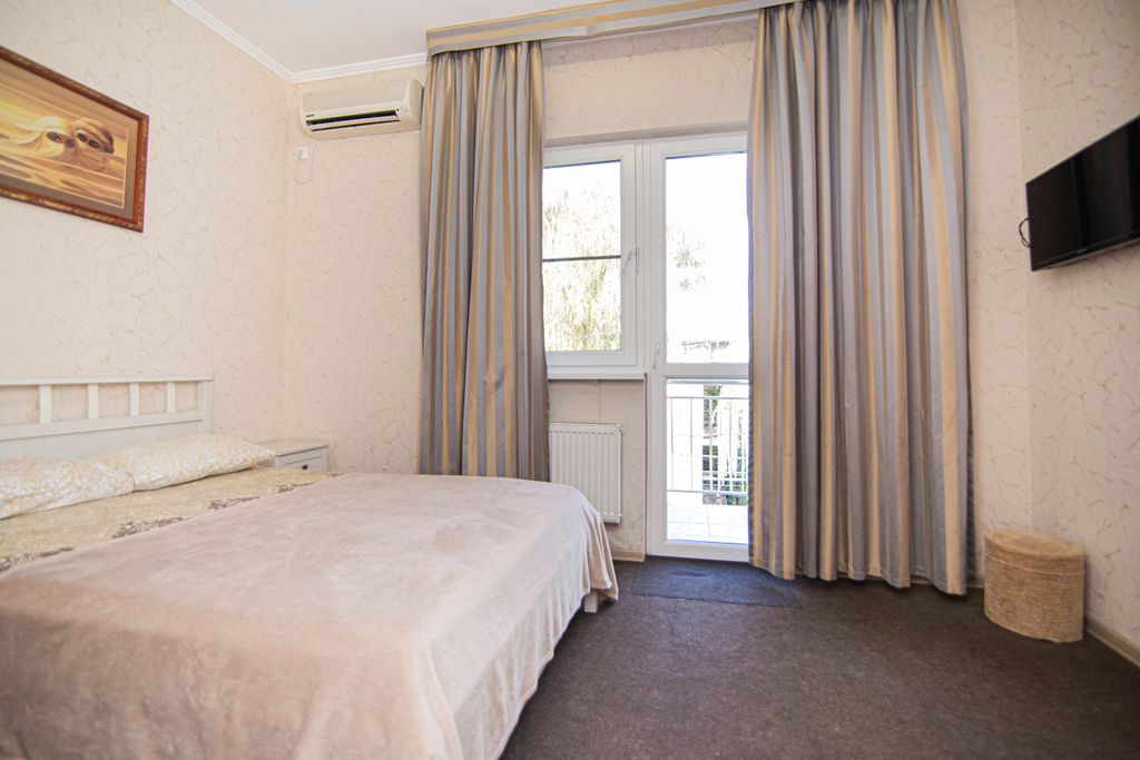 Приветливый дворик — Семейный номер Семейный двухкомнатный номер с балконом и видом на бассейн