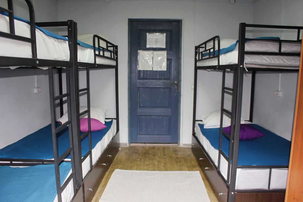 Мама, я в гостях — Многоместный мужской номер эконом (душ/туалет общий)