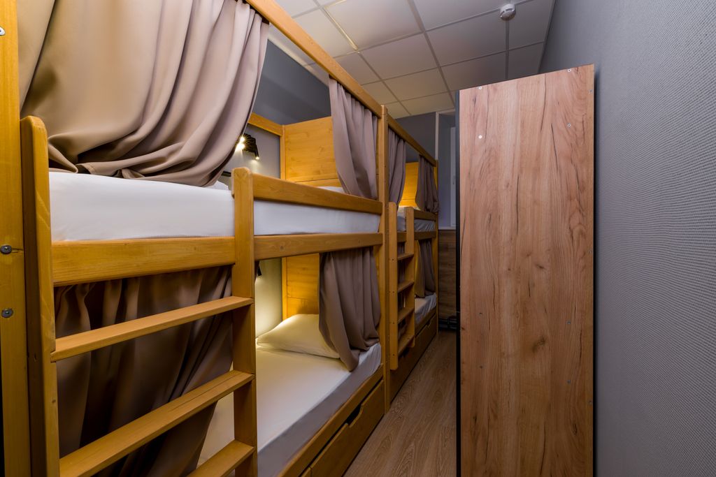 7 Углов — Многоместный смешанный номер общий четырехместный номер для мужчин и женщин