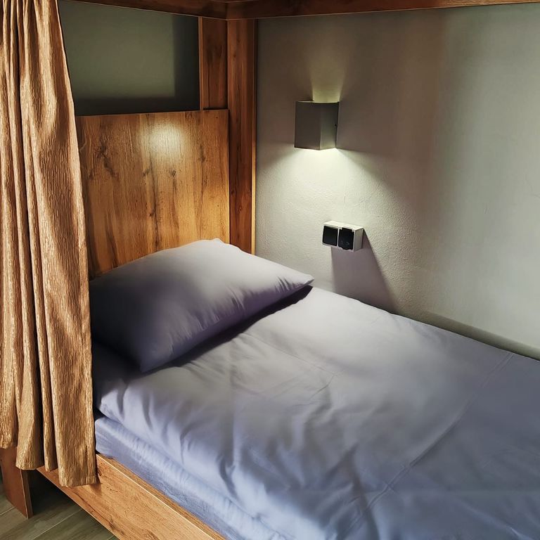 Универсал — Многоместный смешанный номер эконом (душ/туалет общий)