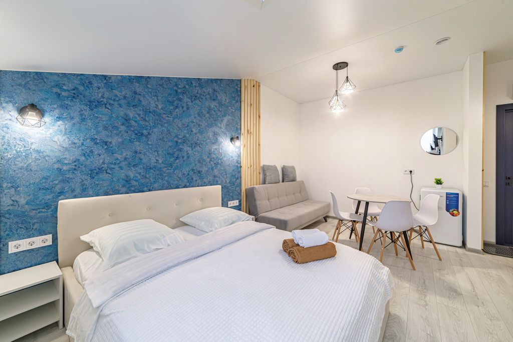 Флагман — Трёхместный номер Вместительный номер с кроватью и диваном