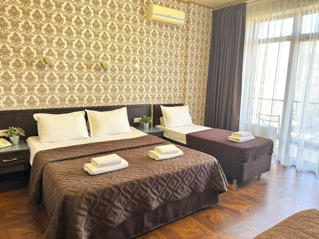 Парадейсон — Трёхместный номер Deluxe с балконом и видом на бассейн с доп местом