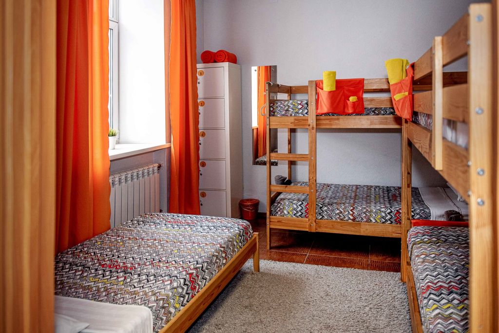 Вагон — Многоместный смешанный номер спальное место в 5-ти местном общем номере