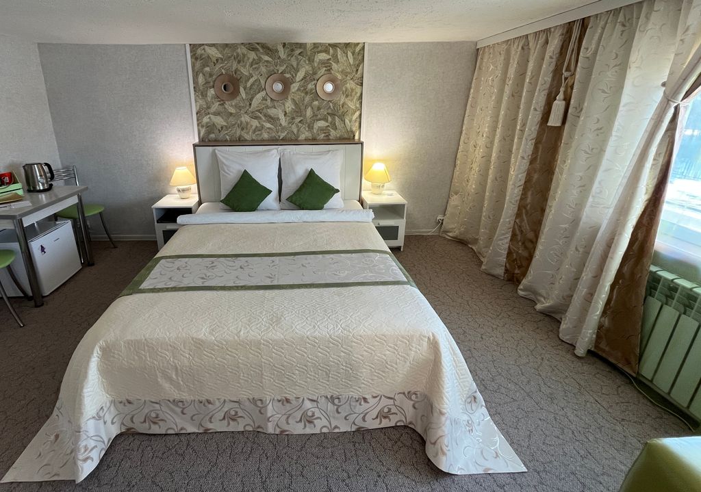 Старый город — Четырёхместный номер комфорт зеленая комната