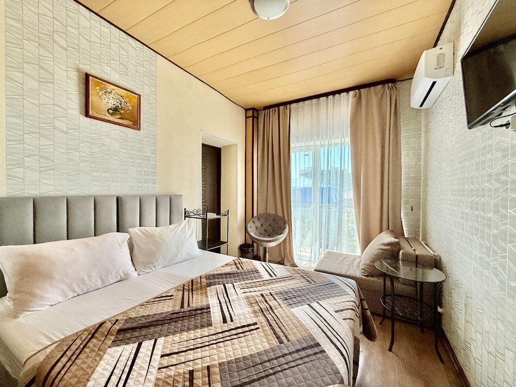 Роза ветров — Трёхместный номер улучшенный с балконом и витражными окнами