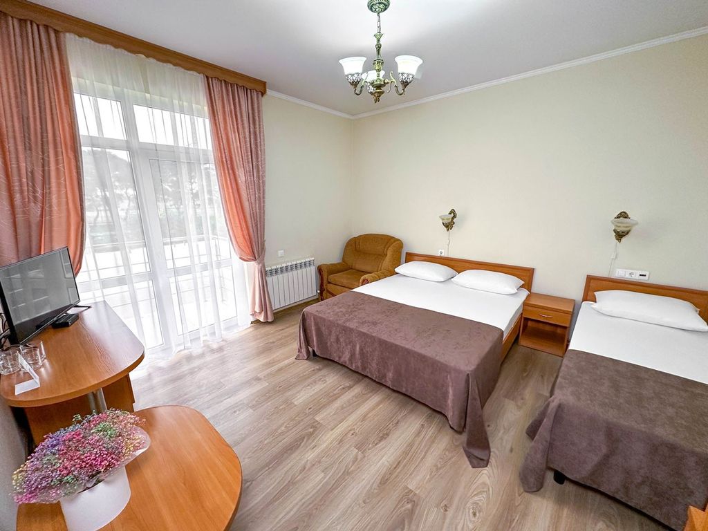 Эдем 2 — Четырёхместный номер полулюкс с балконом