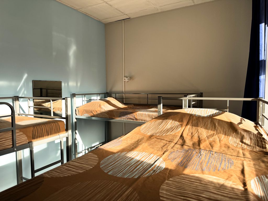 Центр — Многоместный мужской номер эконом (душ/туалет общий)