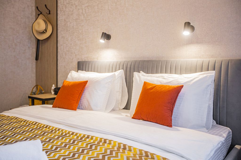 Ева — Трёхместный номер полулюкс с панорамным застеклением, балконом и видом в сад до 3 гостей