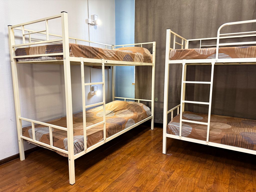 Центр — Многоместный женский номер эконом (душ/туалет общий)