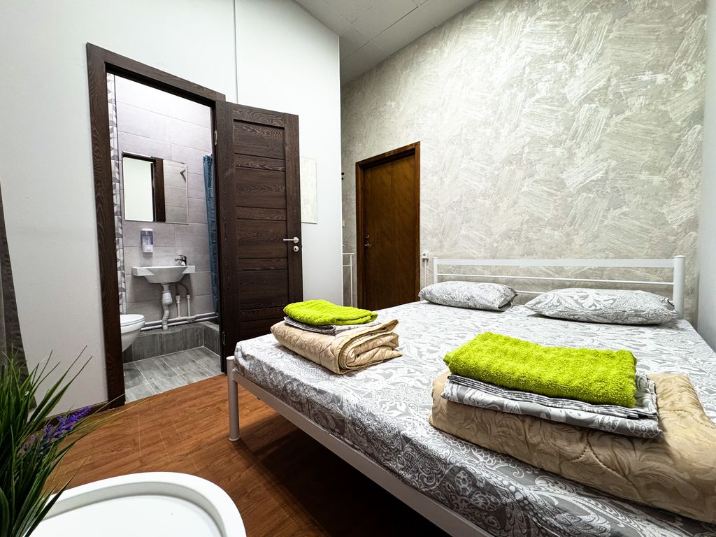 Центр — Двухместный номер с 1 кроватью Двухместный номер с большой кроватью, душем, туалетом, раковиной и балконом