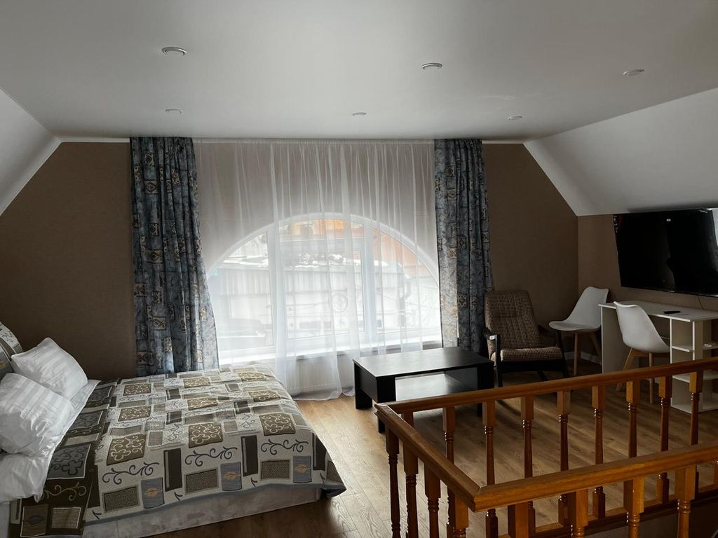 Тихий уголок — Четырёхместный номер люкс с видом на город