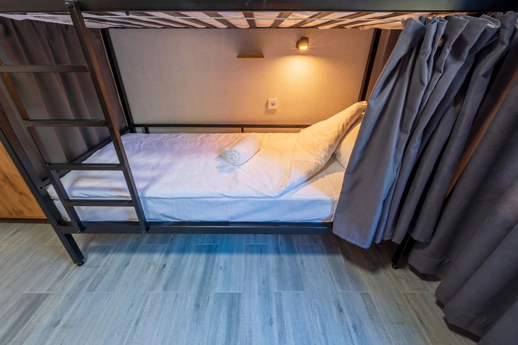 Все свои — Многоместный мужской номер эконом (душ/туалет общий)