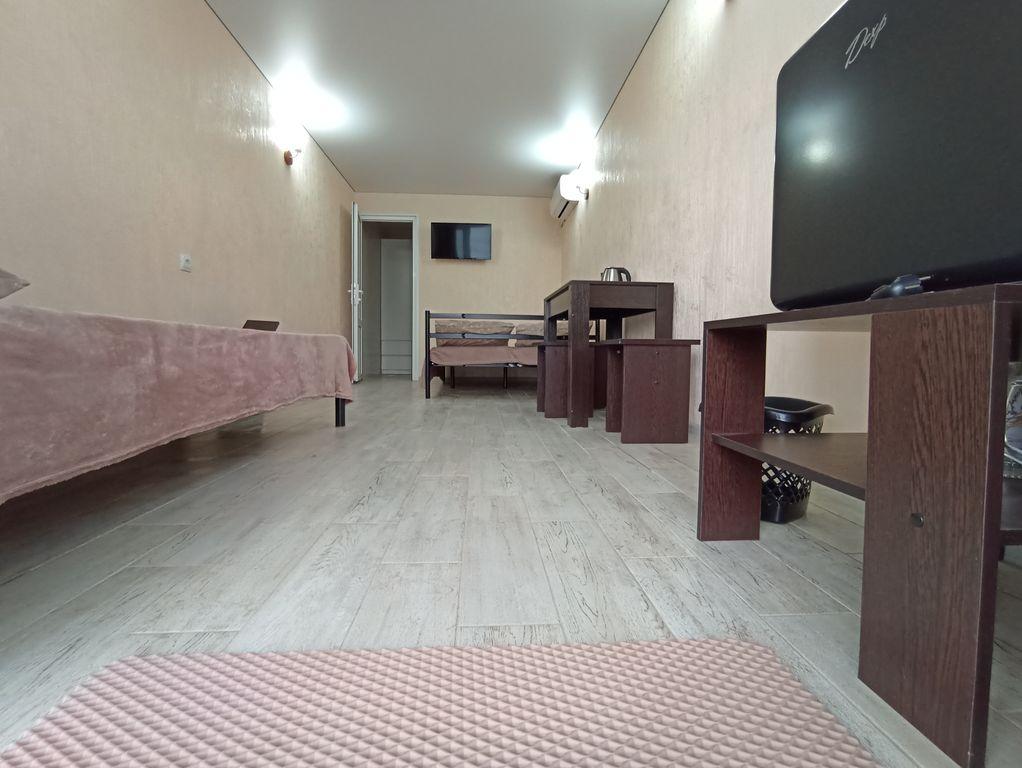 Июль — Трёхместный номер с 2 кроватями (140 и 80)