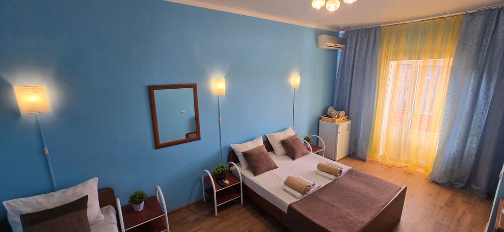 Яблоко — Трёхместный номер стандарт с видом на горы