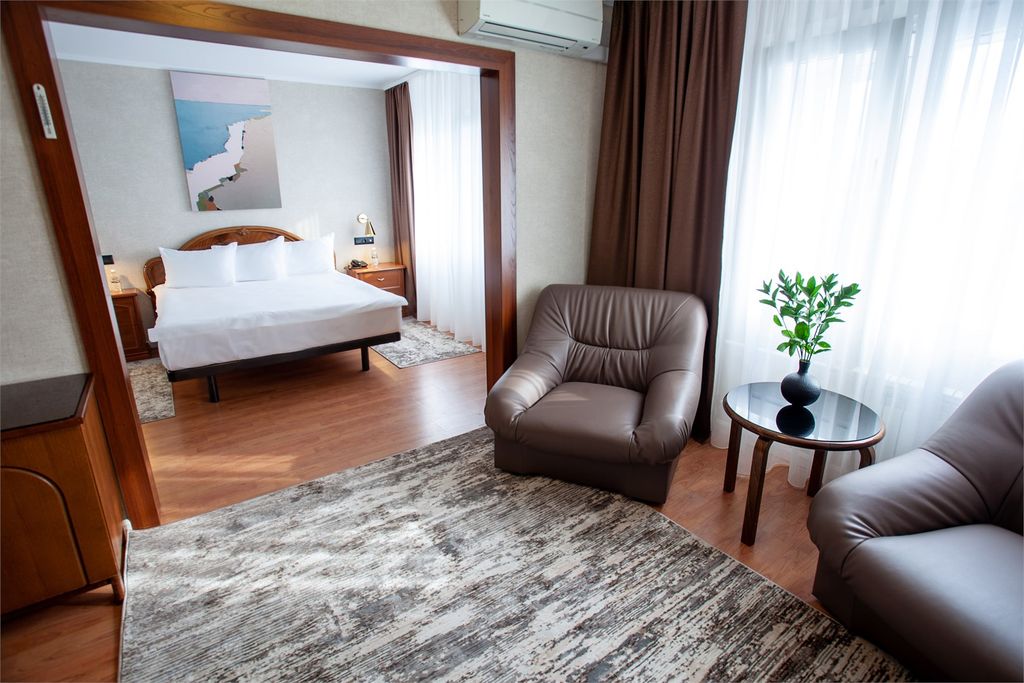 Интурист — Двухместный номер с 1 кроватью люкс