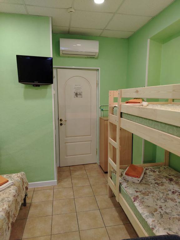 В тапочках — Трёхместный номер с раковиной
