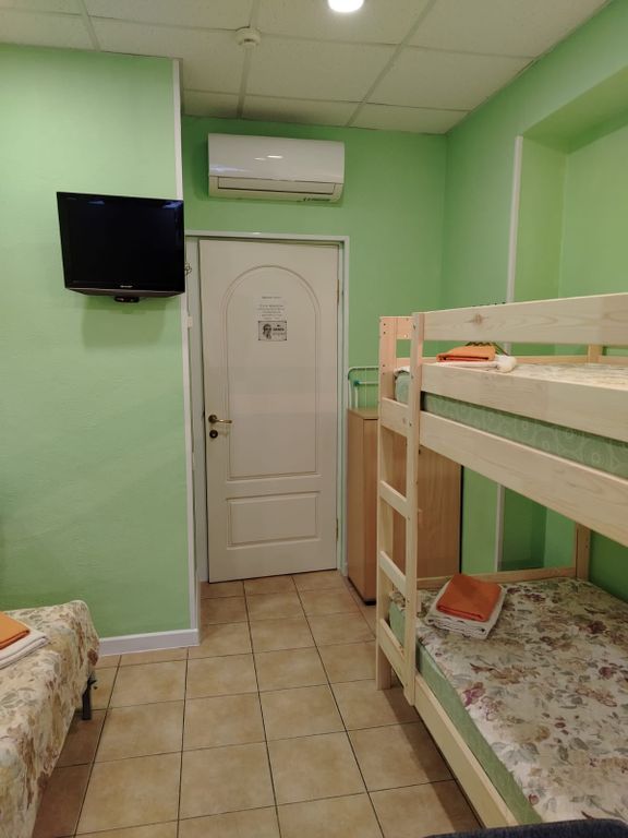 В тапочках — Трёхместный номер с раковиной