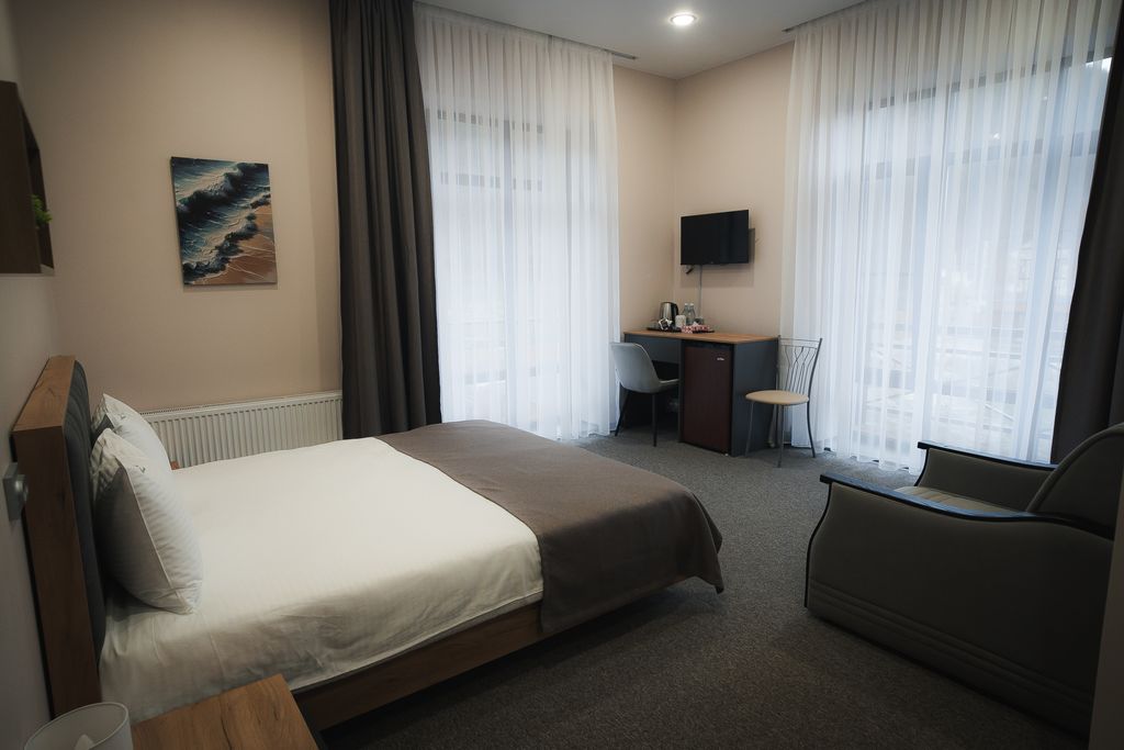 Мельница — Трёхместный номер улучшенный с видом на горы