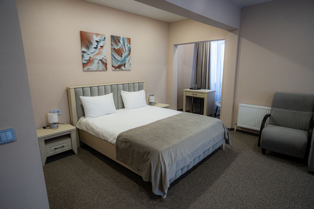 Мельница — Четырёхместный номер улучшенный с видом на горы