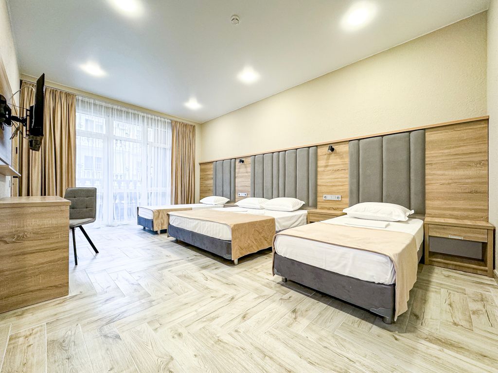 Анжелина — Четырёхместный номер делюкс с балконом