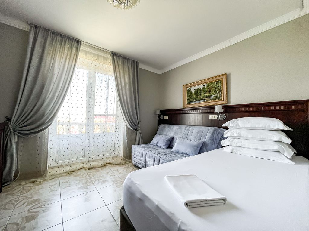 Анжелина — Трёхместный номер корпус 1 - полулюкс с балконом