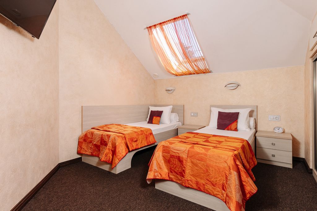 Новое Время — Двухместный номер с 2 отдельными кроватями номер с двумя раздельными кроватями на уютной мансарде