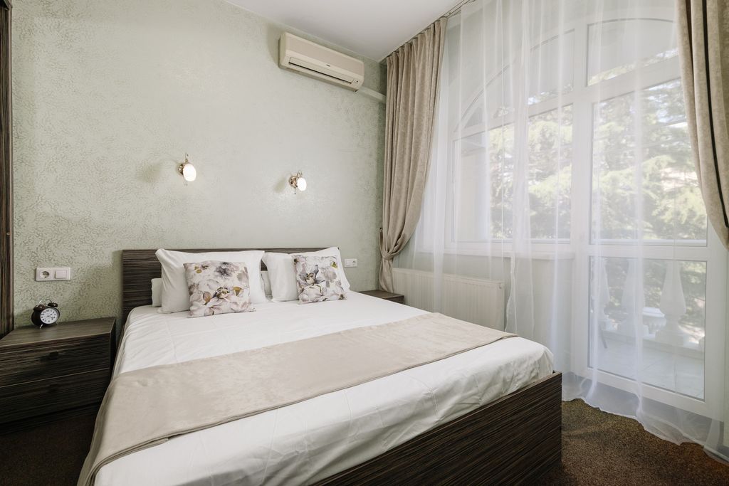 Новое Время — Четырёхместный номер семейный двухкомнатный с балконом-террасой до 4 гостей