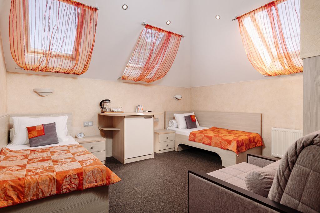 Новое Время — Трёхместный номер Номер с двумя раздельными кроватями до 3 гостей на уютной мансарде