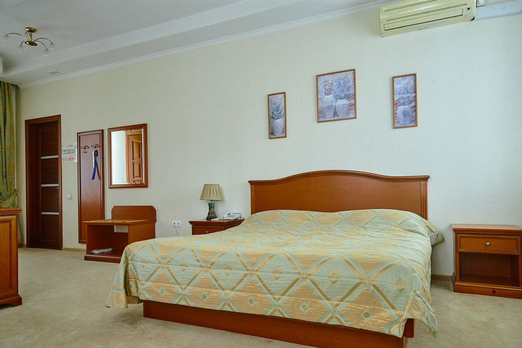 Урарту — Семейный номер Полулюкс Семейный с двуспальной кроватью