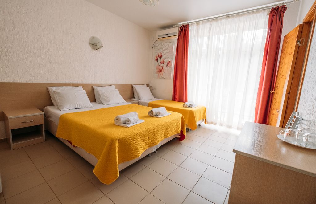 Эрсико 1 — Трёхместный номер улучшенный с балконом