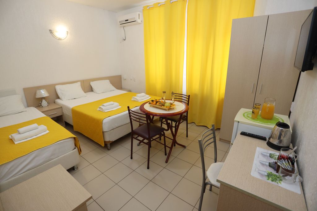 Эрсико 1 — Трёхместный номер улучшенный без балкона