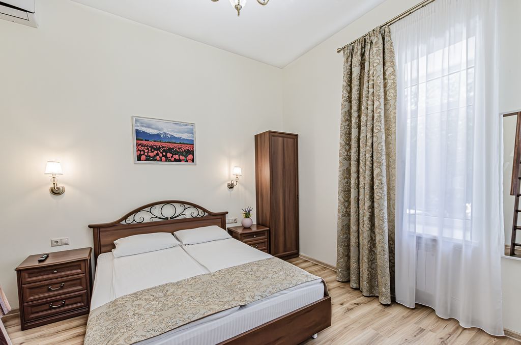 Николай Гоголь — Апартаменты люкс с чердаком для 1 ребенка