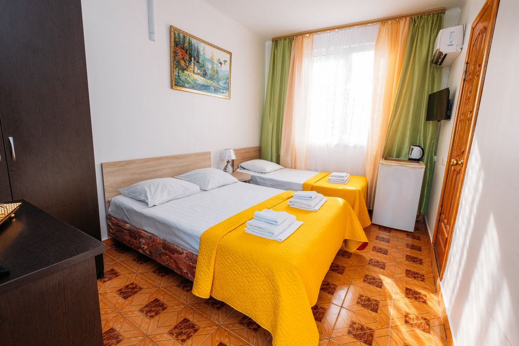 Поющие в Терновнике — Трёхместный номер стандарт