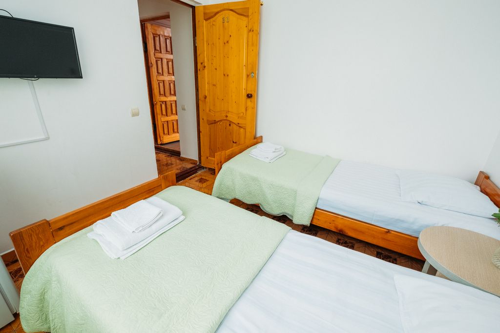 Поющие в Терновнике — Семейный номер Семейный двухкомнатный с мини-кухней до 5 мест