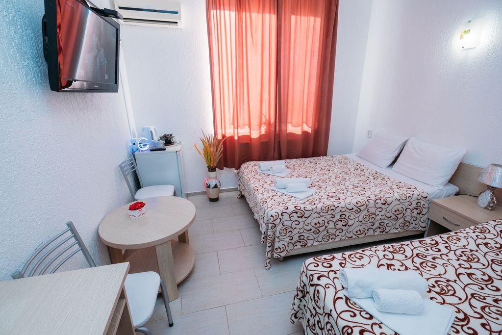 Поющие в Терновнике — Трёхместный номер улучшенный без балкона