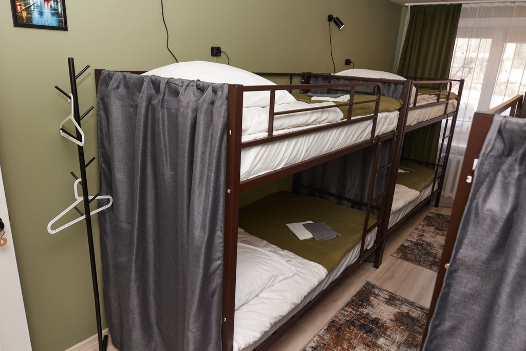 Город — Многоместный смешанный номер место в восьмиместном общем номере