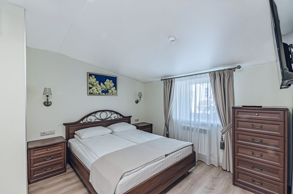 Николай Гоголь — Семейный номер люкс с двуспальной кроватью и диваном 27м2