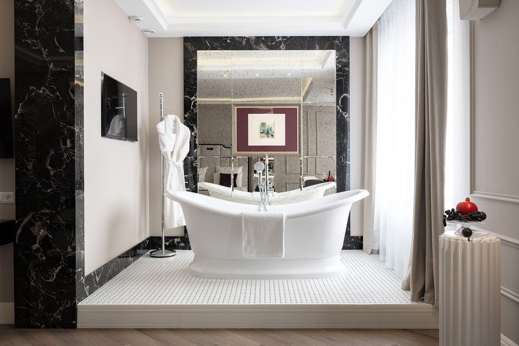 Dionis Art Apartments — Апартаменты Роял Делюкс с отдельно стоящей ванной
